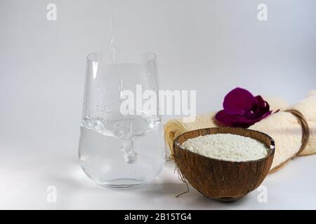 Poudre de collagène en demi-noix de coco avec une cuillère pour mesurer la quantité. Apport en protéines supplémentaire. Banque D'Images