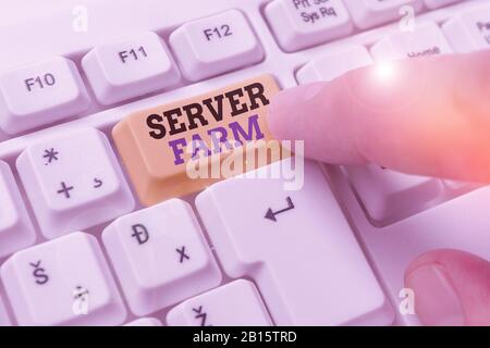 L'écriture de texte Word batterie de serveurs. Photo d'affaires mettant en vedette un groupe d'ordinateurs agissant en tant que serveurs et logés ensemble Banque D'Images