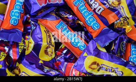 Collection de barres de chocolat Cadbury Heroes, chocolats produits par Cadbury, une entreprise britannique de confiserie appartenant à Mondelez International Banque D'Images