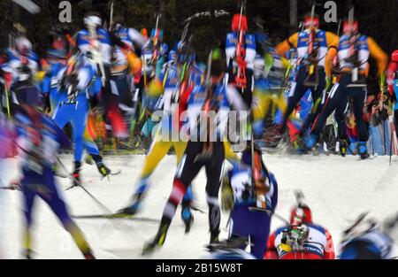 Antholz, Italie. 23 février 2020. Biathlon: Championnat du monde, démarrage de masse 15 km, hommes. Le champ sur la piste. Crédit: Hendrik Schmidt/Dpa/Alay Live News Banque D'Images