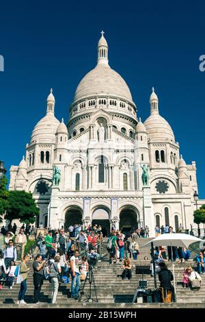 Paris - 24 SEPTEMBRE : touristes visitant la basilique du Sacré-cœur le 24 septembre 2013. Un monument populaire, le basi Banque D'Images