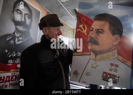 Moscou, Russie. 23 février 2020 Participants à un rassemblement et à une marche dans le centre de Moscou marquant le 102ème anniversaire de la fondation de l'armée rouge soviétique et de la marine soviétique. Les gens ont des bannières avec le portrait des dirigeants russes soviétiques Semyon Budyonny (à gauche) et Josef Staline (à droite) Banque D'Images