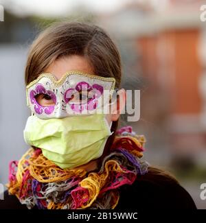 Jeune fille avec masque de santé et masque carnaval pour la protection contre la couronne du virus Banque D'Images