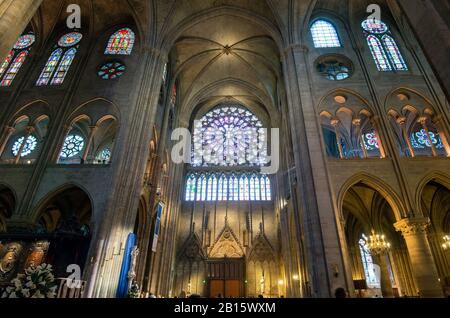 Paris - 25 SEPTEMBRE : intérieur de notre Dame de Paris le 25 septembre 2013 à Paris. La cathédrale de notre Dame est l'un des plus hauts lieux touristiques Banque D'Images