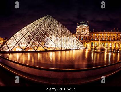 Paris - 25 SEPTEMBRE 2013 : la célèbre pyramide de verre au Louvre. Le Louvre est l'un des plus grands musées au monde et l'un des plus grands touristes Banque D'Images
