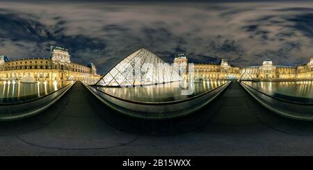 Paris - 25 septembre 2013 : panorama complet à 360 degrés du musée du Louvre la nuit, France. Vue panoramique sphérique du Louvre avec la Pyramide de verre. Jolie couture Banque D'Images