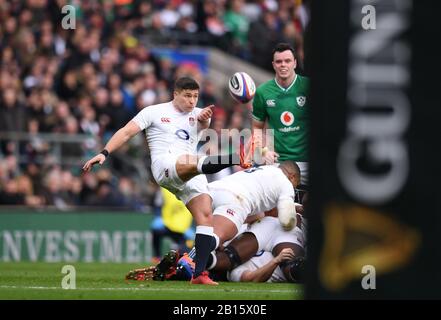 Twickenham, Londres, Royaume-Uni. 23 février 2020. International Rugby, six Nations Rugby, Angleterre contre l'Irlande; Ben Youngs d'Angleterre kicks de la base du maul Credit: Action plus Sports/Alay Live News Banque D'Images