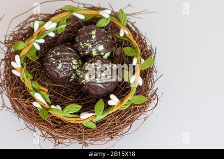 Bonbons faits à la main sur un nid et fond blanc. Banque D'Images