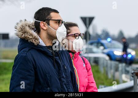 Casalpusterlengo, Italie. 23 février 2020. Un jeune couple portant des masques regarde comme des mesures sont prises pour contenir l'éclosion de Coronavirus COVID-19 crédit: Piero Cruciatti/Alay Live News Banque D'Images