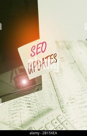 Écriture de texte écriture Seo mises à jour. Photo conceptuelle nouvelle information ou conception dans l'optimisation du moteur de recherche papier de notation collé à l'ordinateur noir Banque D'Images