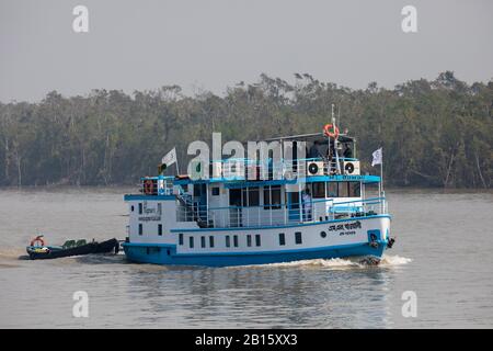 Un bateau touristique à l'intérieur les Sundarbans, la plus grande forêt de mangroves dans le monde. Le Bangladesh Banque D'Images