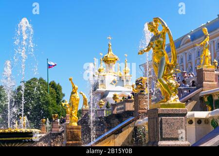 Saint-PÉTERSBOURG, RUSSIE - 15 JUIN 2014 : Palais Peterhof (Petrodvorets) avec Grand Cascade. Le palais Peterhof est inscrit au patrimoine mondial de l'UNESCO Banque D'Images