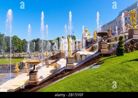 Saint-PÉTERSBOURG, RUSSIE - 15 JUIN 2014 : Grand Cascade au palais de Peterhof (Petrodvorets). Le palais Peterhof est inclus dans le Li, classé au patrimoine mondial de l'UNESCO Banque D'Images