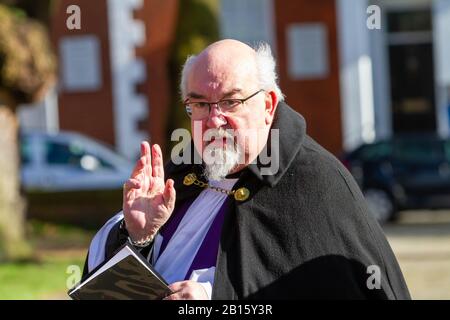 Warrington, Royaume-Uni. 23 février 2020. L'ancien recteur de Warrington Rév. Canon Michael Finlay dit des prières à la statue du portrait de bronze dans le jardin de la Reine, place Palmyra, le centre-ville de Warrington est du Lt Colonel W McCarthy O'Leary du South Lancashire Regiment. Le siège de Ladysmith où les Boers et les hauteurs de Tugela devaient être pris. C'était la colline de Pieter dans les hauteurs de Tugela quand le Lt Col McCarthy O'Leary a dirigé le crédit d'accusation : John Hopkins/Alay Live News Banque D'Images