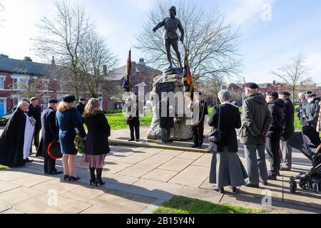 Warrington, Royaume-Uni. 23 février 2020. Rassemblement et service à la statue du portrait de bronze dans le jardin Queen's, place Palmyra, le centre-ville de Warrington est du Lt Colonel W McCarthy O'Leary du South Lancashire Regiment. Le siège de Ladysmith où les Boers et les hauteurs de Tugela devaient être pris. C'était la colline de Pieter dans les hauteurs de Tugela quand le Lt Col McCarthy O'Leary a dirigé le crédit d'accusation : John Hopkins/Alay Live News Banque D'Images