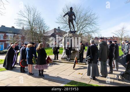 Warrington, Royaume-Uni. 23 février 2020. Rassemblement et service à la statue du portrait de bronze dans le jardin Queen's, place Palmyra, le centre-ville de Warrington est du Lt Colonel W McCarthy O'Leary du South Lancashire Regiment. Le siège de Ladysmith où les Boers et les hauteurs de Tugela devaient être pris. C'était la colline de Pieter dans les hauteurs de Tugela quand le Lt Col McCarthy O'Leary a dirigé le crédit d'accusation : John Hopkins/Alay Live News Banque D'Images