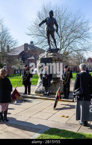 Warrington, Royaume-Uni. 23 février 2020. Rassemblement et service à la statue du portrait de bronze dans le jardin Queen's, place Palmyra, le centre-ville de Warrington est du Lt Colonel W McCarthy O'Leary du South Lancashire Regiment. Le siège de Ladysmith où les Boers et les hauteurs de Tugela devaient être pris. C'était la colline de Pieter dans les hauteurs de Tugela quand le Lt Col McCarthy O'Leary a dirigé le crédit d'accusation : John Hopkins/Alay Live News Banque D'Images