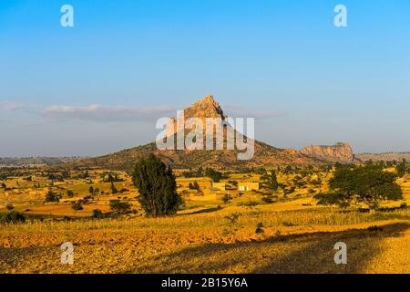 Paysage avec montagne érodée à plateau plat, Amba, dans les hautes-terres éthiopiennes, Tigray, Ethiopie Banque D'Images