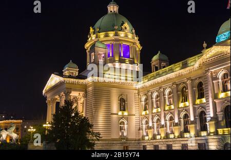 Vue de nuit sur la Maison serbe de l'Assemblée nationale où l'assemblée nationale se réunit, située sur la place Nikola Pasic dans le centre-ville de Bel Banque D'Images