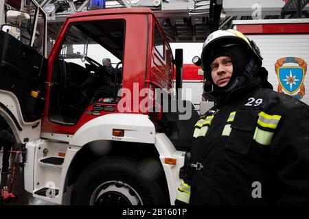 Moscou, Russie. 23 février 2020 un employé du Service des incendies se tient au camion lors d'une démonstration de matériel de tir en l'honneur du 30ème anniversaire du Ministère des Situations d'urgence à VDNKh à Moscou, Russie Banque D'Images