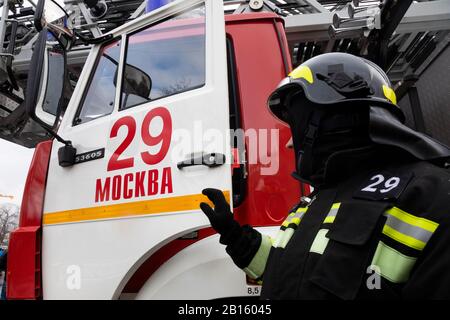 Moscou, Russie. 23 février 2020 un employé du Service des incendies se tient au camion lors d'une démonstration de matériel de tir en l'honneur du 30ème anniversaire du Ministère des Situations d'urgence à VDNKh à Moscou, Russie Banque D'Images