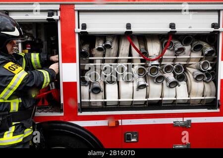 Moscou, Russie. 23 février 2020 un employé du Service des incendies se tient au camion lors d'une démonstration de matériel de tir en l'honneur du 30ème anniversaire du Ministère des Situations d'urgence à VDNKh à Moscou, Russie Banque D'Images