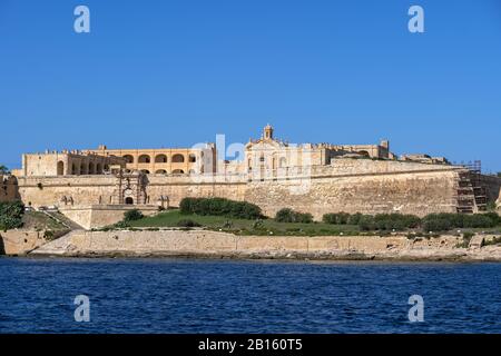 Fort Manoel sur l'île de Manoel à Gzira, Malte, ciel orageux au-dessus du monument historique de la ville du XVIIIe siècle construit par l'ordre de Saint John Banque D'Images