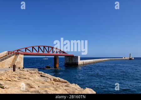 Le pont St Elmo ou Breakwater Bridge, pont maritime en acier à arcades à une seule portée à la Valette, Malte Banque D'Images