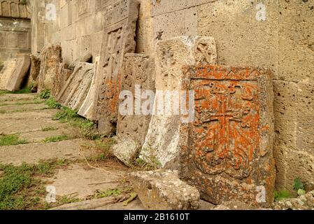 Groupe de Khachkars anciens ou de pierres croisées arméniennes au Complexe du monastère de Tatev, province de Syunik, Arménie Banque D'Images