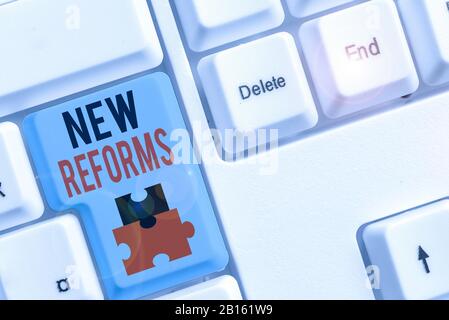 Écrit remarque montrant de nouvelles réformes. Concept d'affaires pour de modifier ou améliorer par le changement de la forme ou l'élimination des défauts Banque D'Images