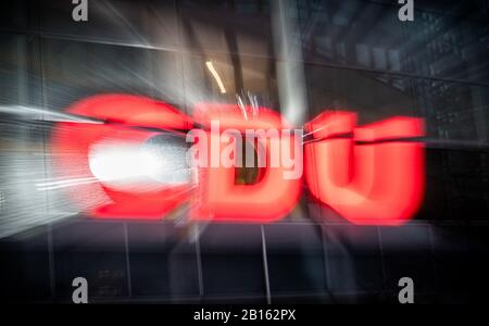 Berlin, Allemagne. 23 février 2020. Le logo de la CDU au siège du parti, la Konrad-Adenauer Haus, devant les résultats des élections à Hambourg. Crédit: Michael Kappeler/Dpa/Alay Live News Banque D'Images