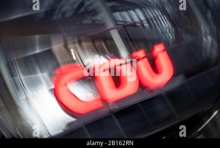 Berlin, Allemagne. 23 février 2020. Le logo de la CDU au siège du parti, la Konrad-Adenauer Haus, devant les résultats des élections à Hambourg. Crédit: Michael Kappeler/Dpa/Alay Live News Banque D'Images