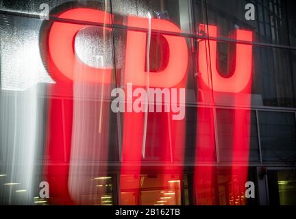 Berlin, Allemagne. 23 février 2020. Le logo de la CDU au siège du parti, la Konrad-Adenauer Haus, devant les résultats des élections à Hambourg. Crédit: Michael Kappeler/Dpa/Alay Live News Banque D'Images