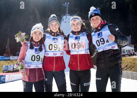 Team Norway célèbre sa troisième place lors de la coupe du monde de saut à ski FIS Ljubno 2020 l'équipe du 22 février 2020 à Ljubno, en Slovénie. De Gauche À Droite : Thea Minyan Bjoerseth, Silje Opseth, Anna Odine Stroem Et Maren Lundby. (Photo De Rok Rakun/Pacific Press/Sipa Usa) Banque D'Images