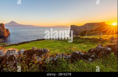 Coucher De Soleil Près De Velas, Sao Jorge, Açores, Portugal, Péninsule Ibérique, Europe Occidentale Banque D'Images