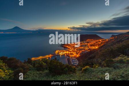 Vue imprenable sur la ville de Velas illuminée, Velas, Sao Jorge, Açores, Portugal, péninsule ibérique, Europe occidentale Banque D'Images