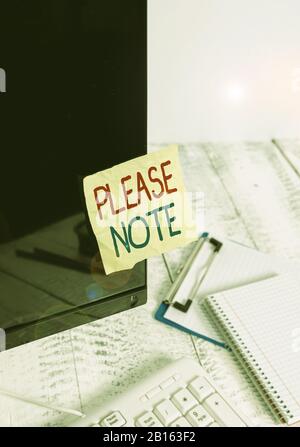 Note d'écriture montrant s'il vous plaît noter. Le concept d'affaires pour la façon formelle de montrer s est l'attention à certaines informations Note papier collé à la noir de la comorté Banque D'Images