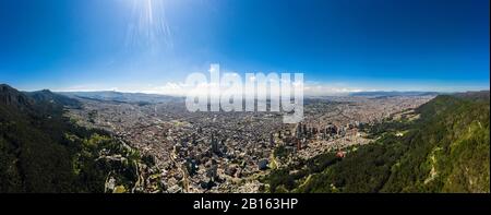 Vue aérienne d'une vue panoramique sur la ville de Bogota dans l'après-midi. Banque D'Images