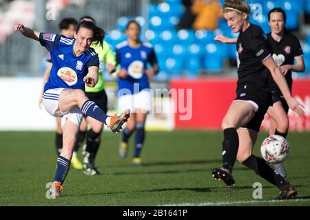 Solihull, West Midlands, Royaume-Uni. 23 février 2020. Bristol City Femmes 1 - 0 Femmes De Cfc. Abbi Grant, de Birmingham City, prend un coup de feu pour atteindre son objectif. Crédit: Peter Loppeman/Alay Live News Banque D'Images