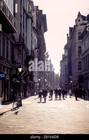 Les gens qui marchent dans la rue Vaci utca à Budapest, Hongrie Banque D'Images