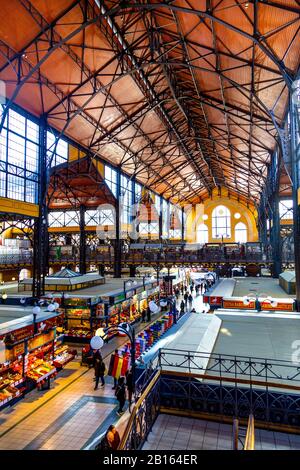 Intérieur de la Grande salle du marché (Nagyvásárcsarnok), Budapest, Hongrie Banque D'Images