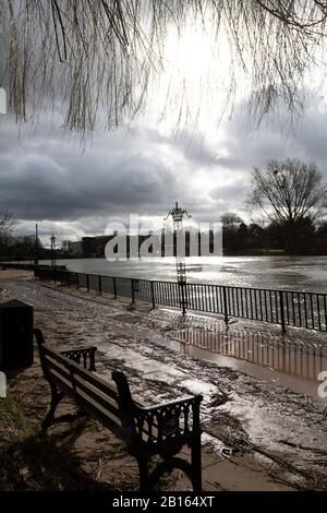 La crue de Worcester River Severn s'est reculée. 23/02/20120 Worcester, Angleterre Royaume-Uni. Les eaux des premières inondations de cette année sont en train de reculer le soleil brille sur les débris autrefois inondés de la rivière severn Worcester Banque D'Images