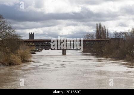 La crue de Worcester River Severn s'est reculée. 23/02/20120 Worcester, Angleterre Royaume-Uni. Les eaux des premières inondations de cette année sont de plus en plus vues du pont ferroviaire et du pont Sabrina au loin Banque D'Images