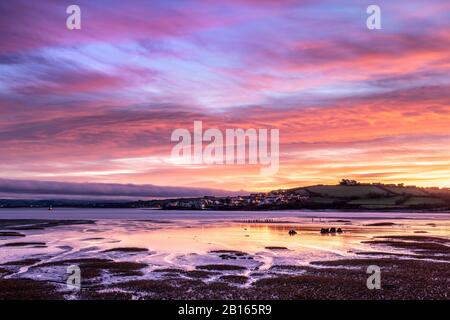 Northam Burrows Près D'Appledore, North Devon, Angleterre. Après une nuit froide, le lever du soleil est spectaculaire au-dessus de l'estuaire de Northam Burrows près de la côte Banque D'Images