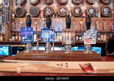 Les poignées de bière dans un bar Banque D'Images