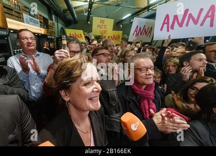 Hambourg, Allemagne. 22 février 2020. Anna von Treuhand-Frowein (FDP, l), première candidate à l'élection au parlement, est heureuse avec les amis du parti au parti électoral du FDP, après que la première prévision ait vu son parti avec plus de 5% au parlement. Environ 1,32 million de personnes ont été appelées à élire une nouvelle citoyenneté. Crédit: Markus Scholz/Dpa/Alay Live News Banque D'Images