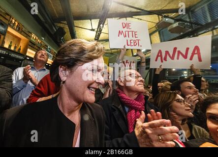 Hambourg, Allemagne. 22 février 2020. Anna von Treuhand-Frowein (FDP, l), première candidate à l'élection au parlement, est heureuse avec les amis du parti au parti électoral du FDP, après que la première prévision ait vu son parti avec plus de 5% au parlement. Environ 1,32 million de personnes ont été appelées à élire une nouvelle citoyenneté. Crédit: Markus Scholz/Dpa/Alay Live News Banque D'Images