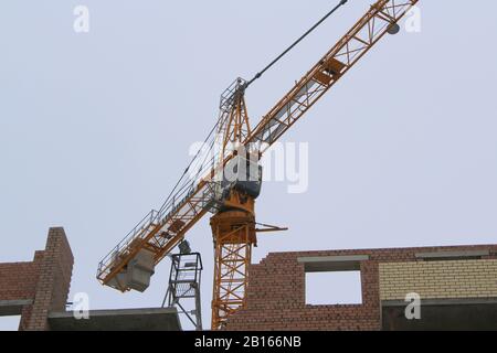 22-02-2020 Russie Syktyvkar. La grue de tour travaille sur un site de construction contre le ciel. Vue rapprochée de la cabine du conducteur de la grue. Banque D'Images