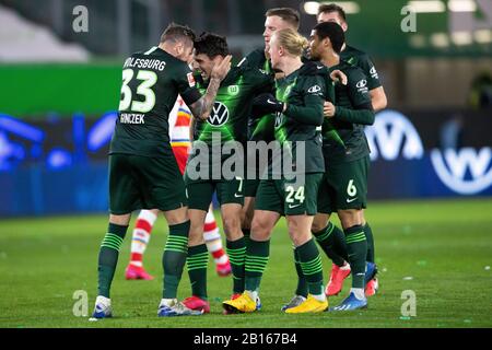 FIRO: 23.02.2020, Fuvuball, 1.Bundesliga, saison 2019/2020, VFL Wolfsburg - FSV FSV FSV Mainz 05 Josip Brekalo (VFL Wolfsburg) applaudit son objectif à 1: 0 avec l'équipe de VFL Wolfsburg. Jubilation, goaljubel, goalschvºtze dans le monde entier Banque D'Images