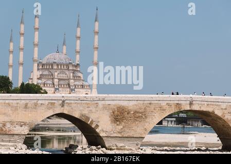 Adana, Turquie - 27 juin 2019: La Mosquée centrale Adana Seyhan près de la rivière Seyhan avec pont historique en pierre la rivière Seyhan était sèche à ce moment. Banque D'Images